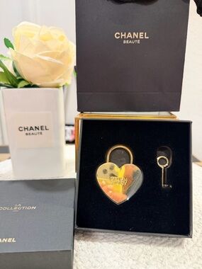 CHANEL Beaute “Crush Story” Gold Heart Lock and Key Set - Sealed, NIB & bag:)